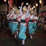 脚がそろった女踊り